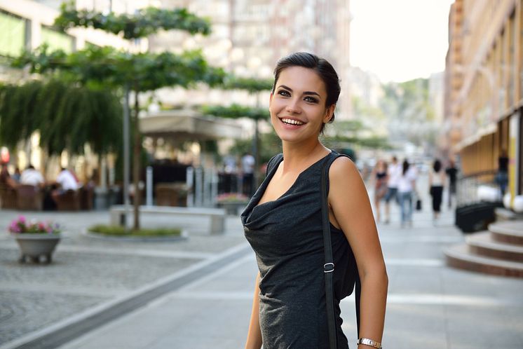 Junge Frau in der Stadt. 