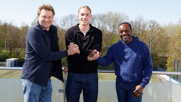 Yuri Mulder (L.), Timo Becker (M.) und Ben Manga geben sich die Hand, nach der Vertragsunterzeichnung