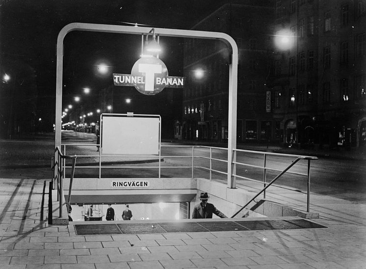 Station Ringvägen. Exteriör från söder i kvällsbelysning år 1933.