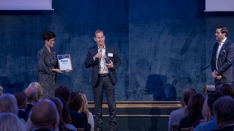 Håvard Stokke mottar prisen på vegne av Tryg