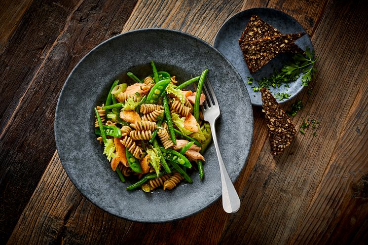 Pastasalat med laks og grønt