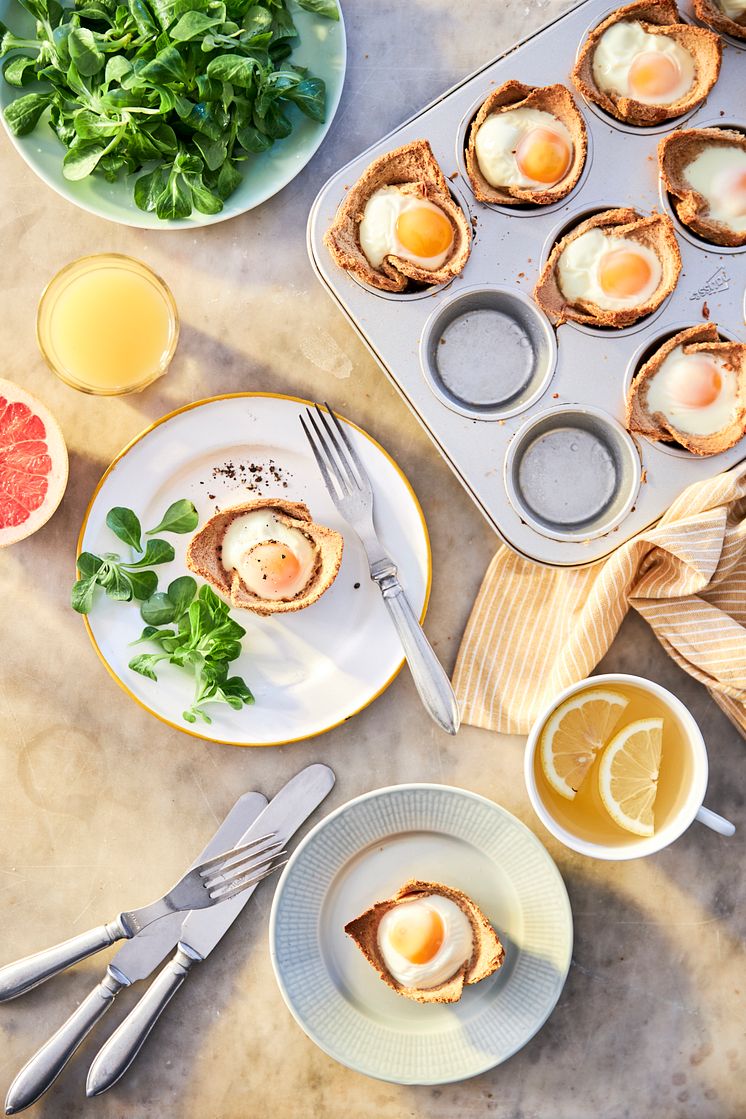 Brødmuffins lavet af fuldkornstoast og æg. Serveret med feldsalat og citronte. 