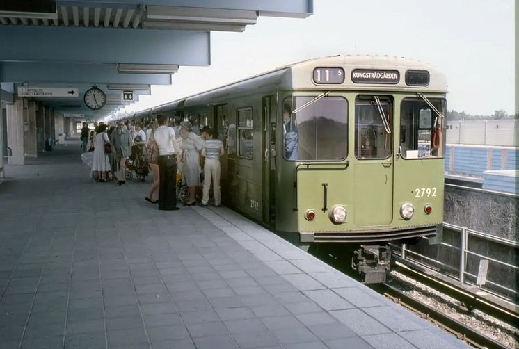 Tunnelbanetåg. Kista, juli år 1980.