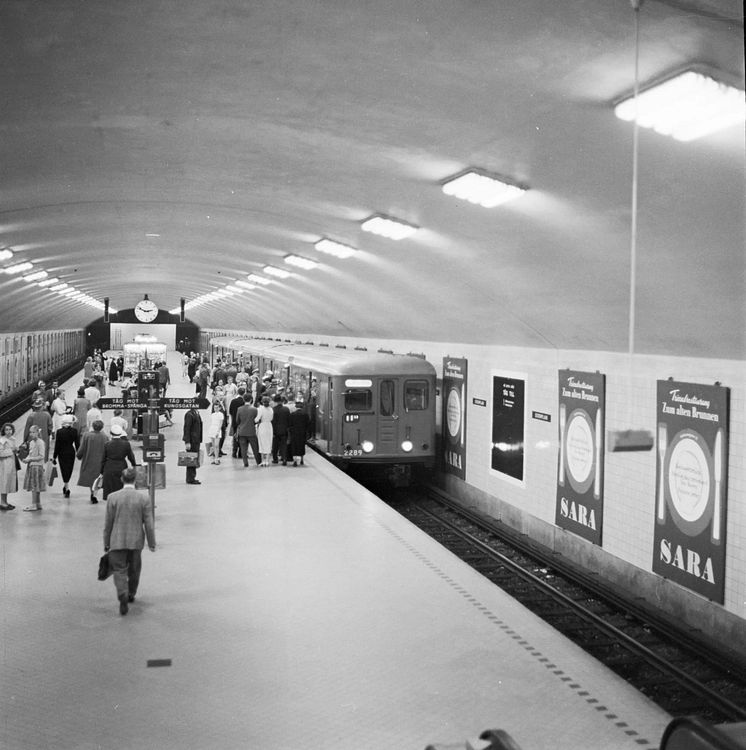 Odenplans tunnelbanestation år 1957.
