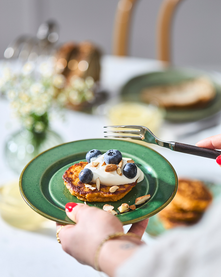 Græskarpandekager med fuldkorn toppet med yoghurt, hakkede mandler og bllåbær