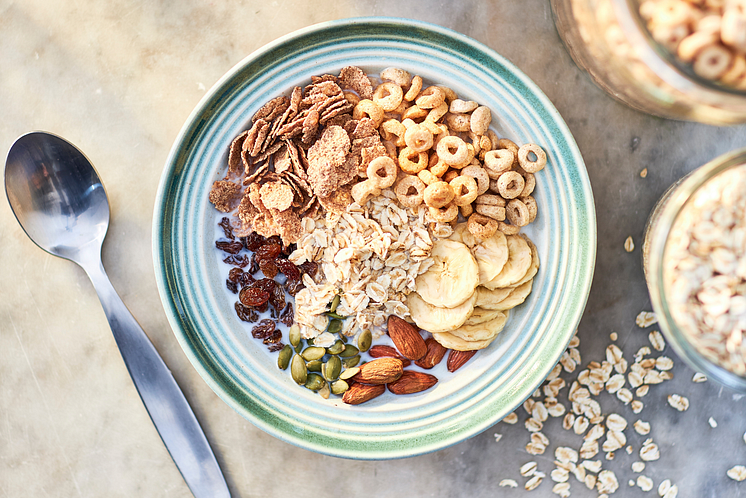 Buddha breakfast bowl med fuldkorn, nødder, banan, græskarkerner, rosinder og fuldkornsmusli

