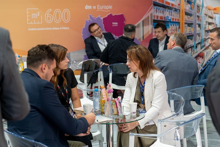 Besucherinnen und Besucher am dm-Stand auf der Messe SCF in Warschau, 2025