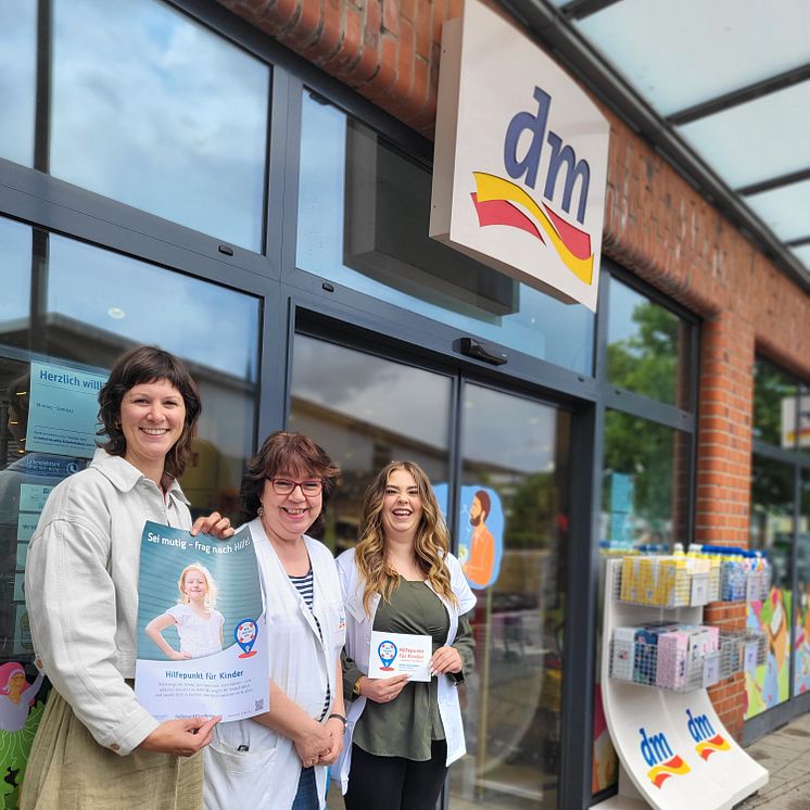 In Lübeck ist dm ein Hilfepunkt für Kinder. Bild v.l.: Incke Clausen, Heike Ingenillem (dm), Franziska Hartz (dm)