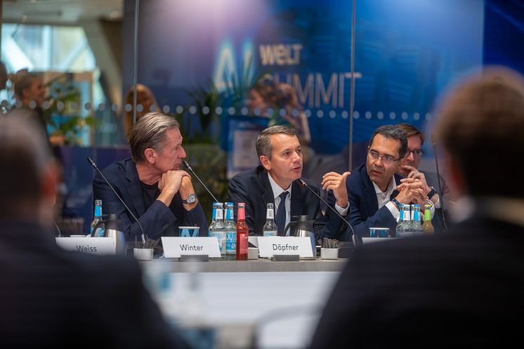 Christoph Werner (Mitte) 2025 beim KI-Summit der WELT