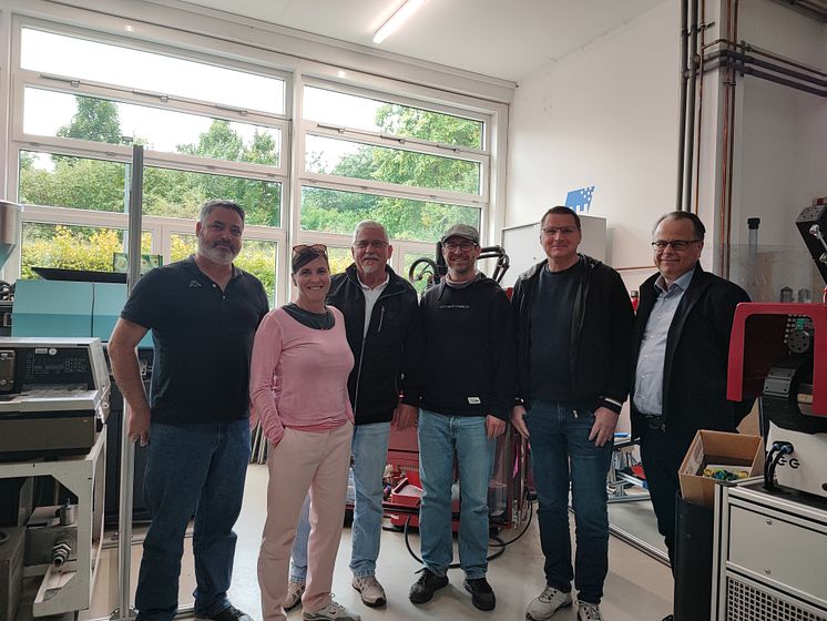 Partner*innen der TH Wildau und dem Berliner Metallbauunternehmen Ferrocon in einem Labor der TH Wildau 