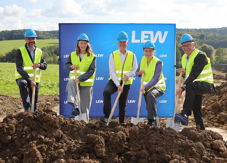 5 Personen beim Spatenstich einer PV-Anlage der LEW