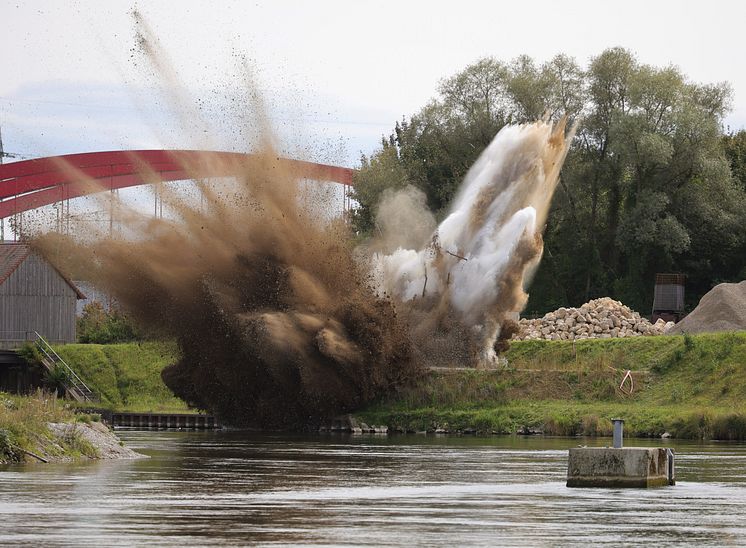 Hochwassertraining: Sprengnung eines Musterdamms
