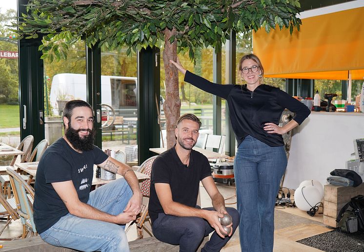 Anton Aletorn, Alexandre Ochsenbein och Paulina Ek laddar för boule inomhus på Boulebar Rålis i höst.