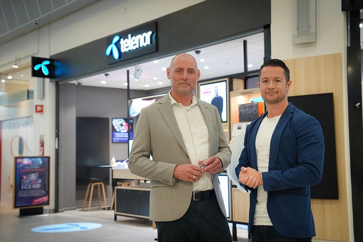 Christian Ruhe (tv), OKs markedsdirektør, og Martin Ravn (th), Telenors Head of Chann