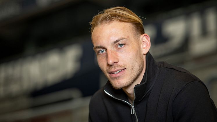 Timo Becker blickt in die Kamera