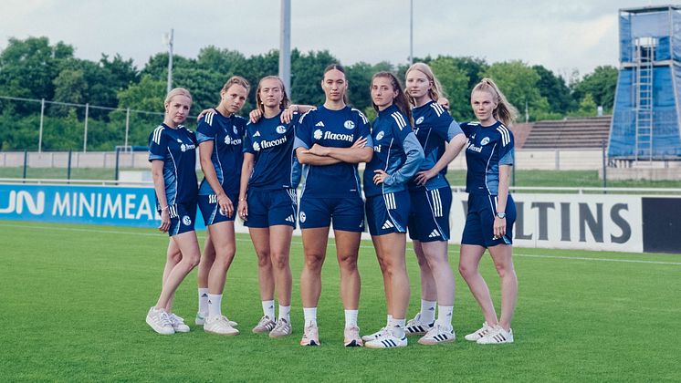S04-Frauen präsentieren den neuen Hauptsponsor flaconi