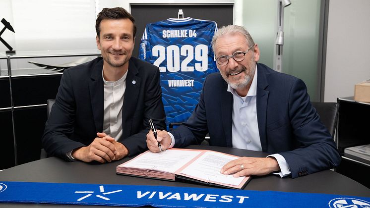 Mathias Tilmann und Uwe Eichner bei der Vertragsverlängerung mit VIVAWEST