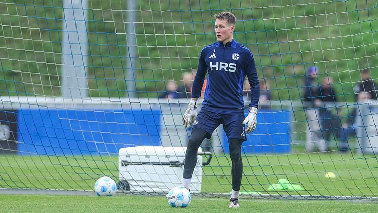Ron-Thorben Hoffmann am Ball