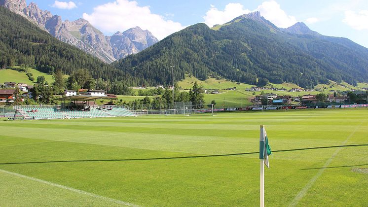 Fußballplatz vor Bergen