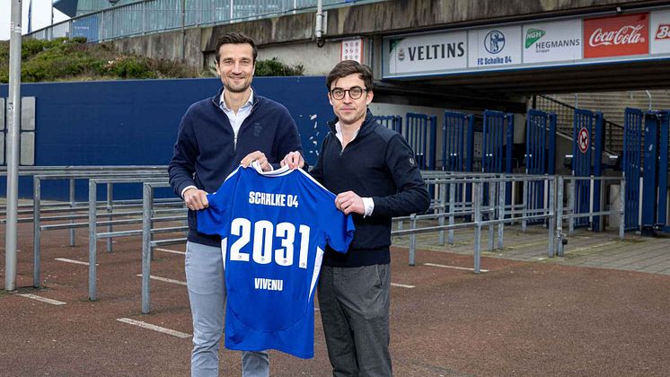 Matthias Tillmann und Jens Teichert halten ein Schalke-Trikot hoch 