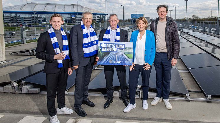Vorstandsmitglied Christina Rühl-Hamers mit Vertretern von ELE und der Greenflsh GmbH bei der Vorstellung der PV-Anlage 