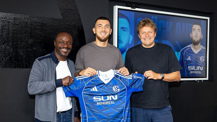 Manga (l.), Kurucay (m.) und Mulder (r.) heben ein Schalke Trikot