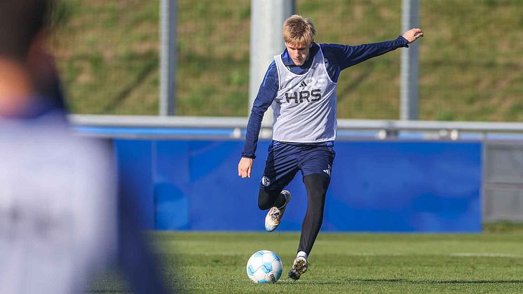 Martin Wasinski spielt einen Ball