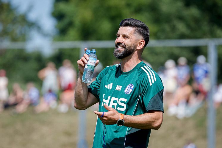 Miron Muslic hält eine Rosbacher-Flasche