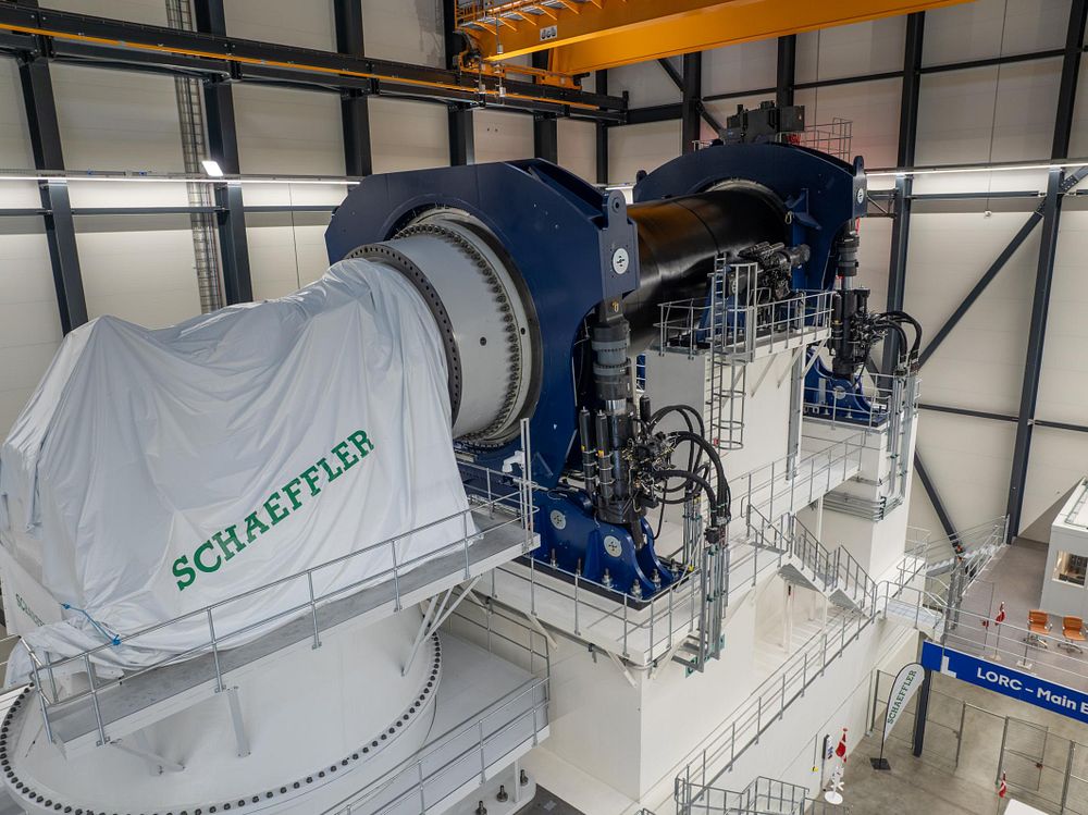 Hjärtat i anläggningen i Lindø är testlastenheten på 560 ton. Den är 16 meter lång, 9 meter bred och över 8 meter hög. Den har utvecklats speciellt av de tre projektpartnerna för att simulera de extrema belastningar som rotorlagren i vindkraftverk utsätts för på land och, framför allt, på öppet hav.