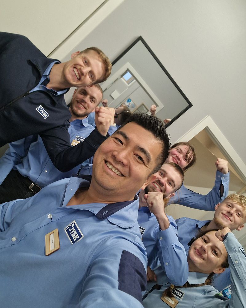 Store Manager Giang Ly Truong med sit team